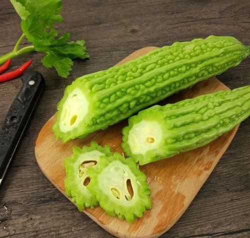 网红吃100斤瓜,场面壮观引热议